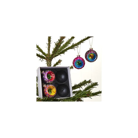 Reflekskugler liggende i æske og hængende på juletræ.