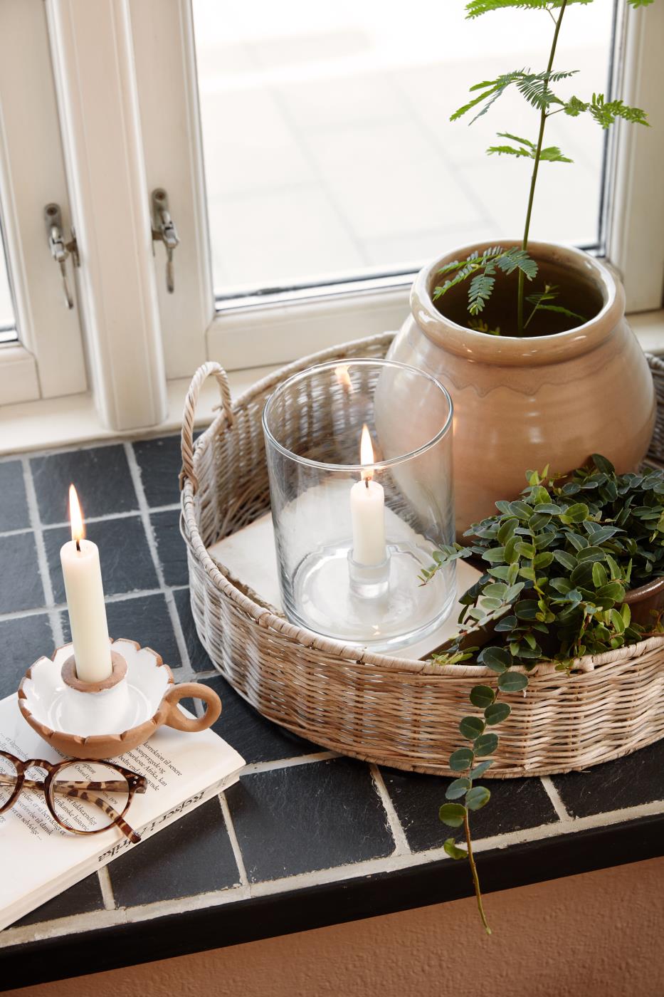 Lysestage i glas med fast indsats fra Ib Laursen på bakke i flet