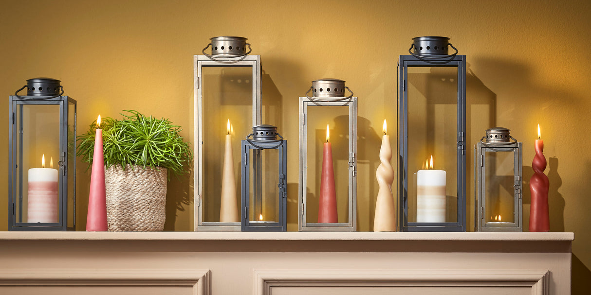 Hylde med lanterne og stearinlys fra Mica Decorations