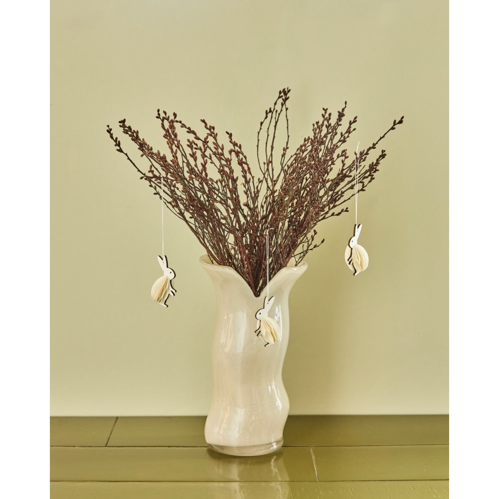 Vase med grene og hængende påskeharer 