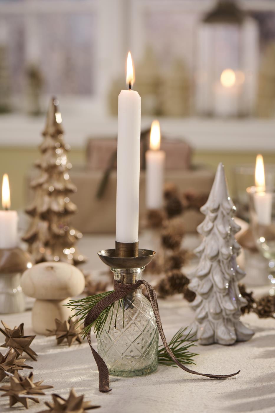 Lysestage med buet kant til kronelys sat i dekorativt apotekerglas fra Ib Laursen