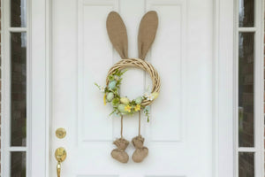 Påskekrans hænger på hvid dør