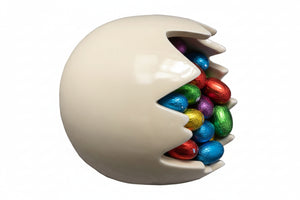 Æggeskal i keramik fyldt med påskeæg