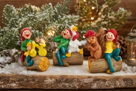 Bramming gnome on tree trunk