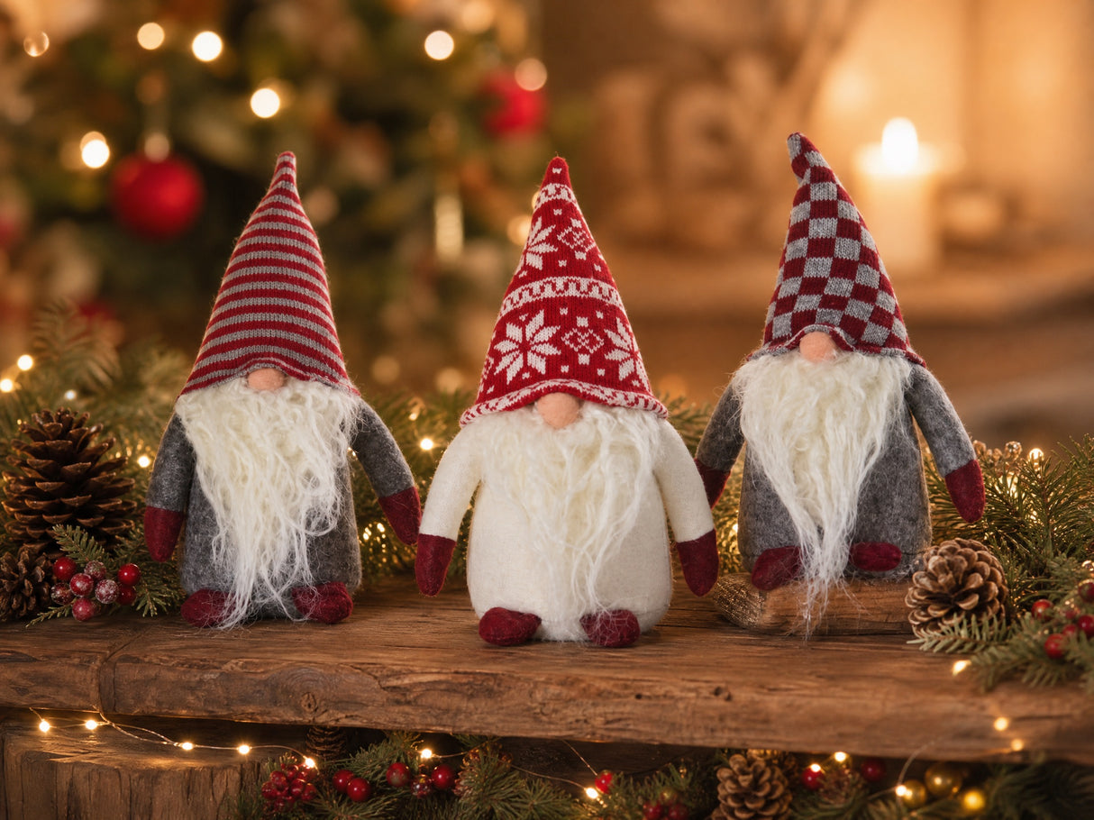 Gnome with patterned hat 20 cm