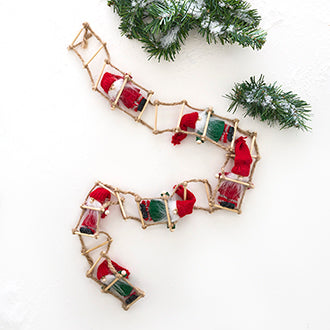 Santa figures on a rope ladder from Pobra