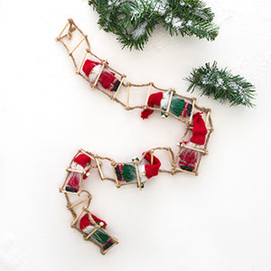 Santa figures on a rope ladder from Pobra