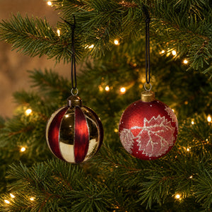 Christmas bauble with stripes or leaves