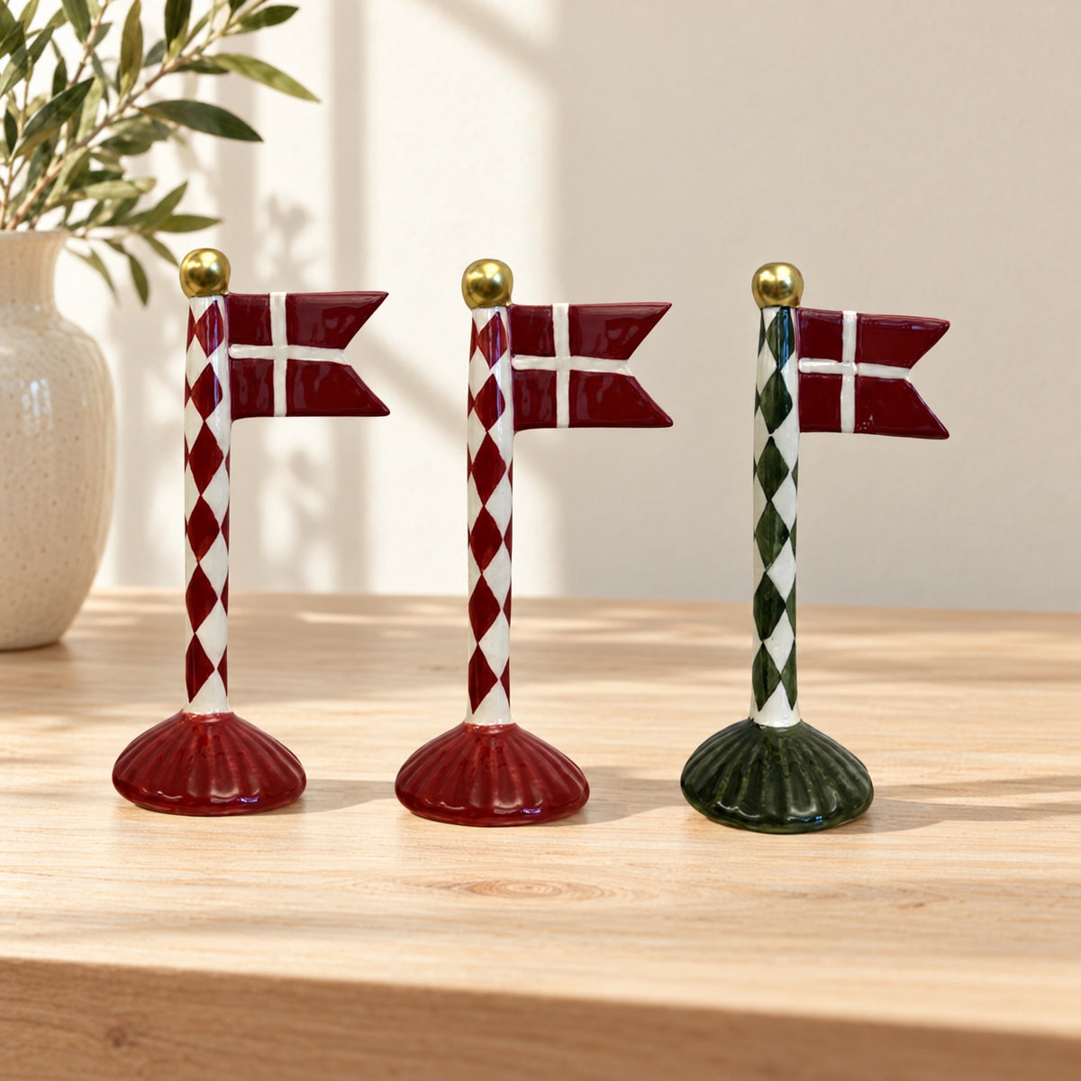 Flagpole with pointed flag 19 cm high with harlequin pattern