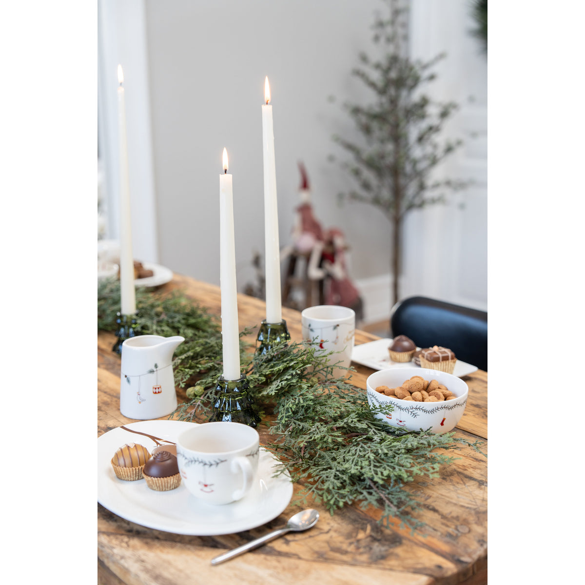 Table set with Speedtsberg porcelain Christmas tableware featuring festive motifs