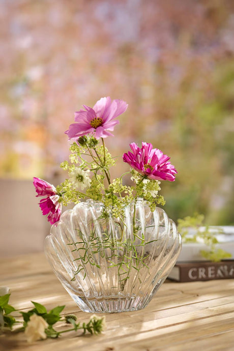 Muslingevase i klart glas fra Ib Laursen med sommerblomster i