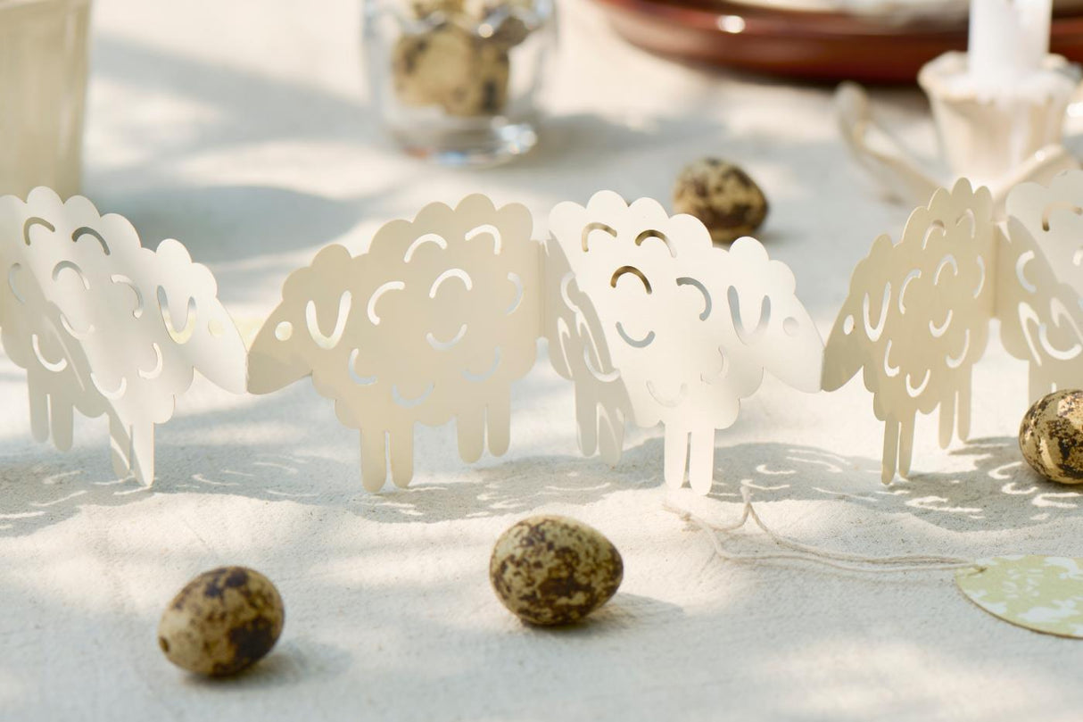 Papirklip lam som bordpynt med påskeæg