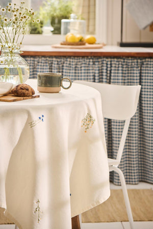 Bord med Flora dug med broderede blomster og kop fra Ib Laursen