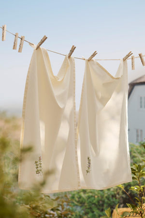 Vasketøjssnor med viskestykker med broderede blomster på fra Ib Laursen