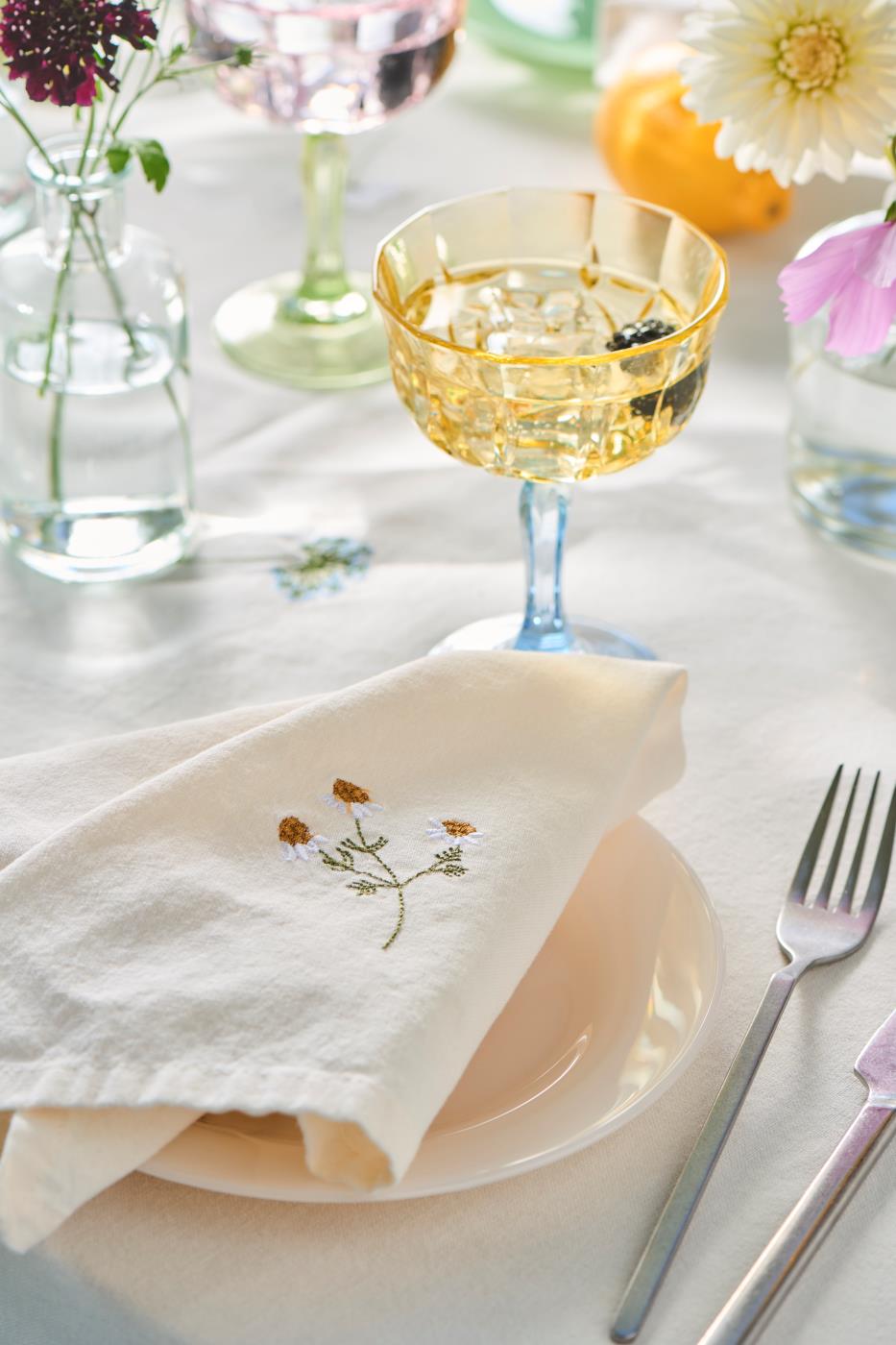 GDug og stofservietter fra Ib Laursens Flora serie med broderede blomster