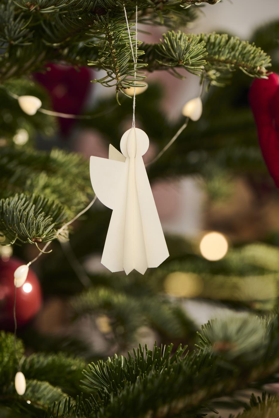 Engel 3-dimensional i hvidt papir fra Ib Laursen hængende på juletræet