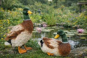 Ænder i polyresin som dekoration i en have