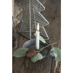 Støvgrønt kertelys i lysestage fra Ib Laursen