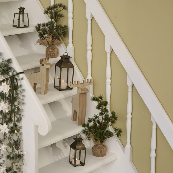 Ib Laursen lanterne på hvid trappe med træ-rensdyr