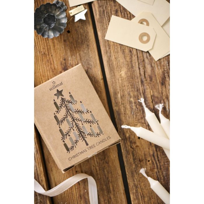 Dekorativ æske med juletræslys liggende på et bord