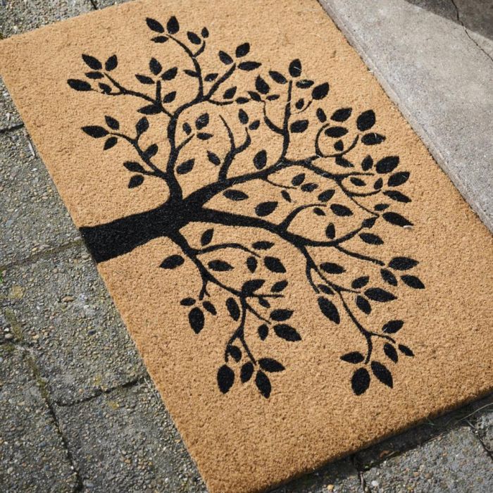 Ib Laursen dørmåtte i kokos med Livets træ liggende på fliser