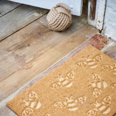 Dørmåtte med bimotiv – Kokosmåtte fra Ib Laursen på trægulv
