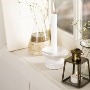 Ib Laursen guldfarvet mini lanterne 12 cm med blomstermønster ved siden af levende lys