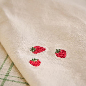 Broderede jordbær på Ib Laursen Summer Vibes stofserviet med jordbær
