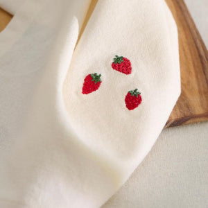 Nærbillede af Ib Laursen Summer Vibes stofserviet med jordbær