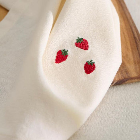 Nærbillede af Ib Laursen Summer Vibes stofserviet med jordbær