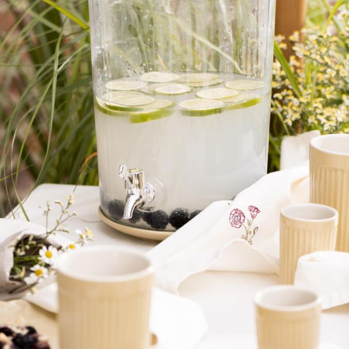 Ib Laursen Flora stofserviet med valmue foran beholder med lemonade