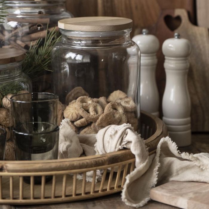 Salt- og peberkværn stående i baggrunden