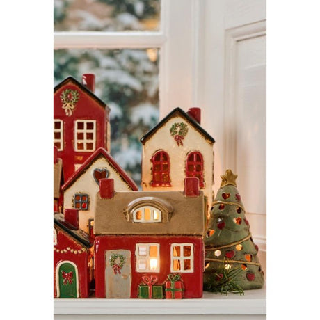 Stillenat Hus til fyrfadslys med dørkrans