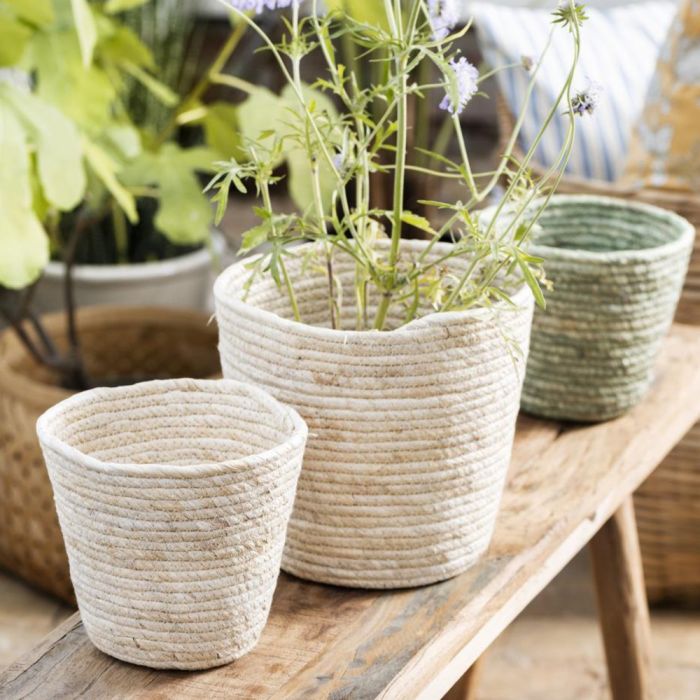 Ib Laursen cremefarvet urtepotteskjuler i majsblade i to størrelser