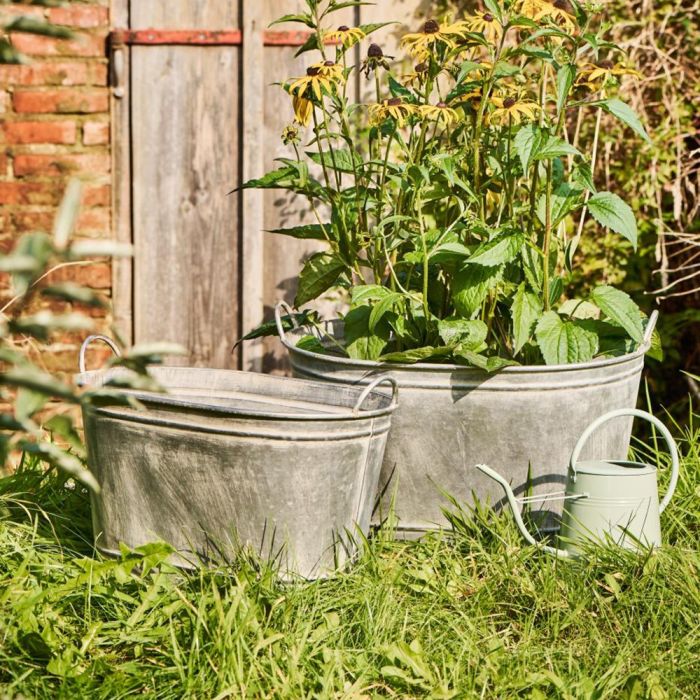 Ib Laursen zink balje Urban Garden small i grønne omgivelser