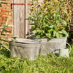 Ib Laursen zink balje Urban Garden small i grønne omgivelser