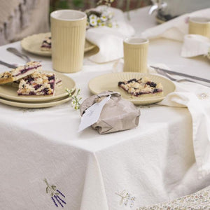 Ib Laursen Flora dug i butter cream med broderi som base for kaffebord med brombærsnitter