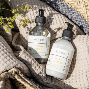 Ib Laursen Beige Liseleje håndklæde 50x100 cm som underlag for Ib Laursen Altum sæber