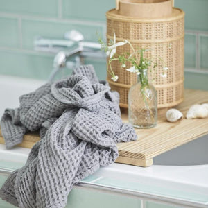 Ib Laursen antracit Liseleje håndklæde 50x100 cm ligger på træbakke ved vask