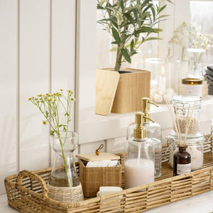 Ib Laursen sæbedispenser glas og messingfarvet pumpe med hvid sæbe på bakke i badeværelse