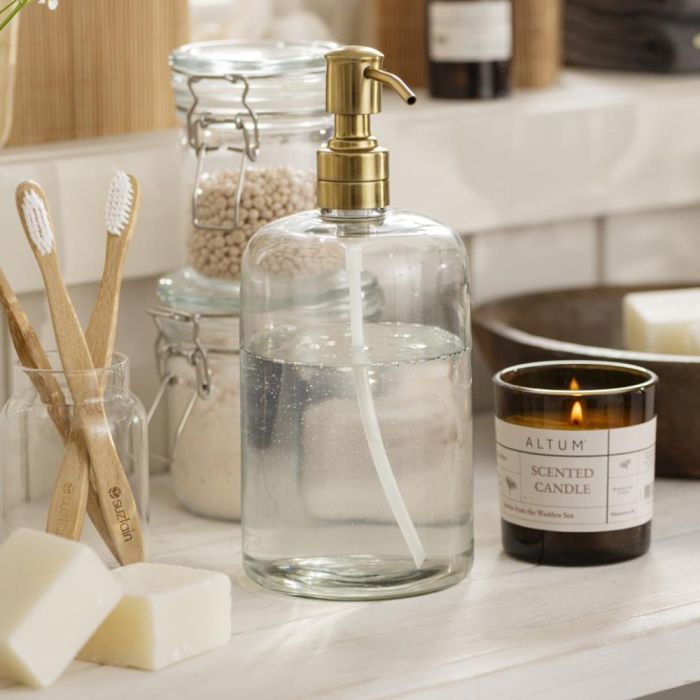 Ib Laursen ALTUM Meadow duftlys i brunt glas ved siden af klar glas sæbebeholder