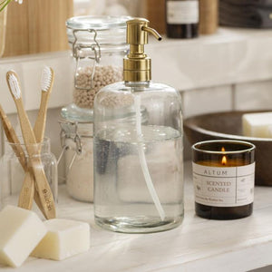 Ib Laursen ALTUM Meadow duftlys i brunt glas ved siden af klar glas sæbebeholder