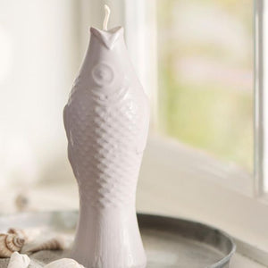 Nærbillede af Ib Laursen stearinlys formet som fisk i hørfarvet